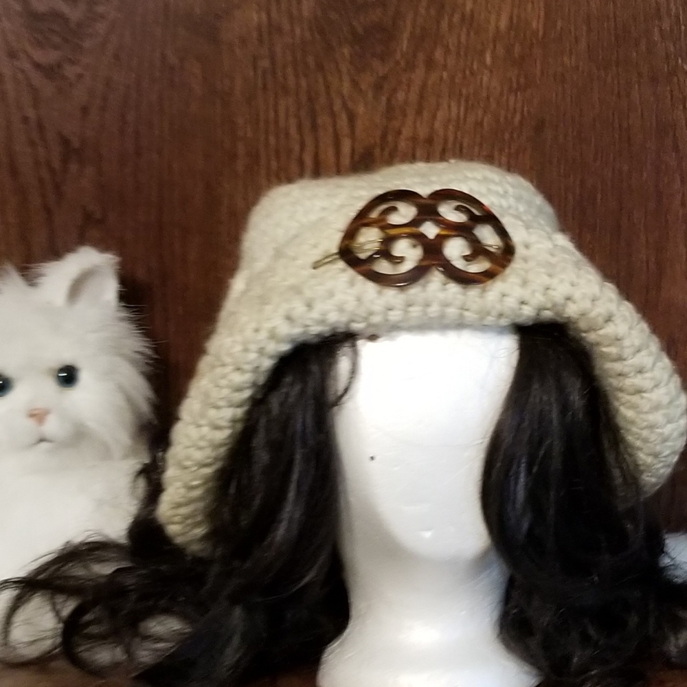 Kmart beige knit floppy hat with barrette